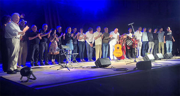 Alle muzikanten van het vrijdagavondoptreden, met links de nestor, die dit allemaal in het leven heeft geroepen: Artur Blasco.