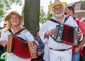 Dit duo  volgens hardnekkige geruchten heten ze Jan en Catharina  ken ik eigenlijk niet. Leuk dat Catarina - net als ik  op een Parigi speelt.