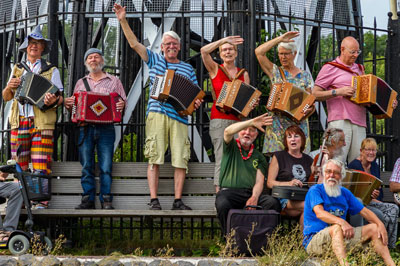 De harde kern van de muzikanten van de Enkhuizen Trekzakdag. In het midden Andr Visser, rechts in het blauw met baard Tejo Teunen.