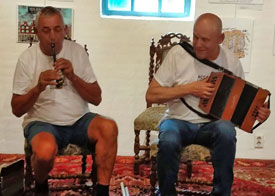 Harmonicabouwer Frans van de Aa (rechts) speelt ook een bijdrage.