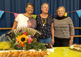 De inwendige muzikant kwam niets tekort tijdens de lunch, dankzij Eefke Hoekstrat (middens) van As You Like It Party Service, bekwaam geassisteerd door Dian Schuurman (links) en Klaasje Grotenboer (rechts)