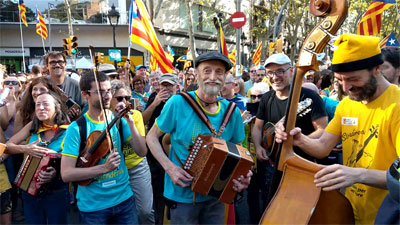 Un sorprenent Pep Lizandra enmig dels altres msics, que van tocar "Bella Ciao" just abans dels passants.