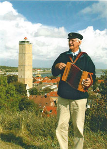 Tot voor kort twee specifieke herkenningsbakens van Terschelling: Arie Doeksen bij de Brandaris.