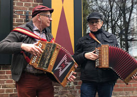 Die nurkse man rechts is er ook weer bij.