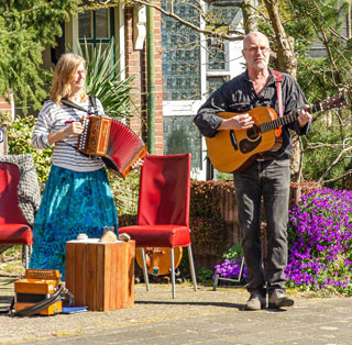 Helma en Ben zoals we ze graag zien, met gitaar en trekharmonica!