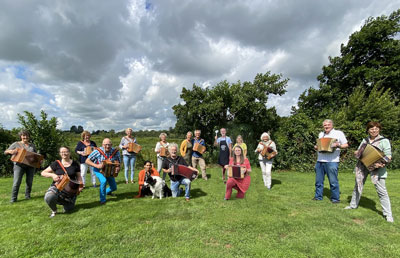 De gang van Eernewoude. Het was weer een geslaagd wandelweekend, dankzij de workshop van Mark Shngen (rechts van het hondebeest) en Hilbert Post (met pollepel).