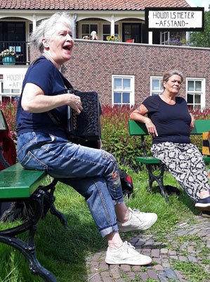 Afstand houden is nog steeds het devies. Thea geeft dit ook duidelijk aan met een bordje in vooroorlogse gebiedende wijs (inzet).