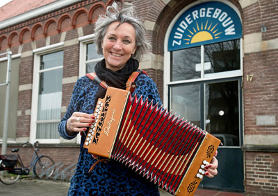 Ardy Proot voor het Zuidergebouw in Oss. Haar thuishonk voor de workshops die ze gaf.