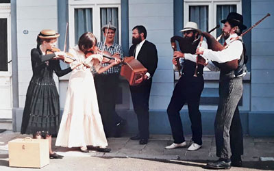 Louis Spagna in 1988 temidden van zijn groep Rue Du Village in de oorspronkelijke bezetting op la fete du coucou a Polleur. V.l.n.r. Maud Vanderheyden, Louis vrouw Aline, Louis zelf, Ivo Lemahieu en Bernard Vanderheyden.