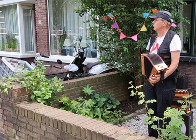 De voortuin bij het Abrikozenplein was ideal. Hier werd ik niet overheerst door versterkte muziek van popgezelschappen. Elders was dat wel het geval.