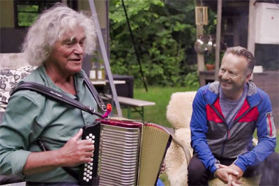 In gesprek met Joris Linssen mocht de trekharmonica natuurlijk niet onbreken. Hans Keuper speelt hier zo te zien op een Hohner Corona.