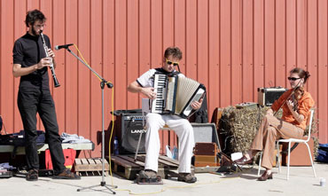 Auke vormde met Martijn Versteegh en Jantien Schaap het gezelschap Sidaro en heeft meermaals opgetreden bij Sylvia Schooleman thuis. Bandlid Niels Smit ontbreekt op de foto, waarop Auke  ja, hij speelde ook chromatisch  de dansers begeleidt.