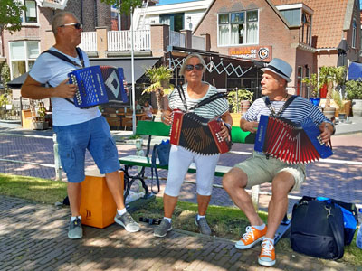 Een trio in actie aan de haven.