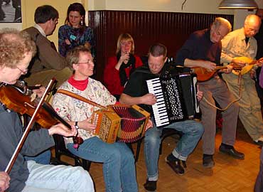 Anneke Goudkuil jammend tijdens de eerste avond van het workshopweekend Traditionele Muziek van de Lage Landen, maart 2003.