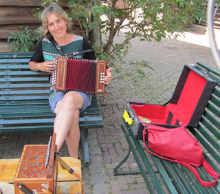 Er zijn meer plekken op het erf van Het Geertje waar je terecht kunt met je trekharmonica  vaak tot vreugde van het publiek dat de boerderij bezoekt voor de winkel en de beestenboel.