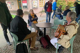 Ook op het terras ging de harmonica niet af.