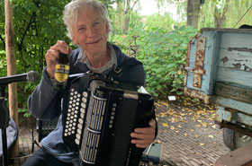 John Meulendijks met een tank van een trekharmonica uit de Hohner Morino Club-klasse.