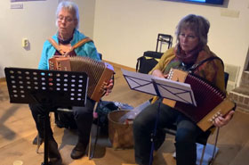 Ineke en Anja bij de workshop van Mark Shngen