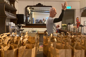 Jurgen kondigt de lunches aan.