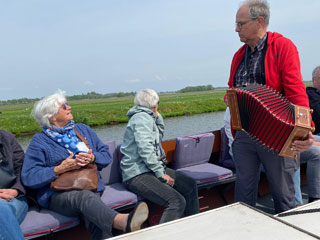 De bemanning van de boot bestond uit een gemengd publiek van dagjesmensen en workshopgangers.