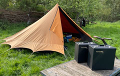 De cursisten uit Groningen slapen in een echte De Waard tent.