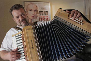 De auteur met de Martinali-accordeon waarmee hij een rolletje in de film De Bende van Oss heeft gespeeld.