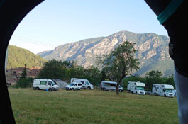 Blik vanuit het tentje op zaterdagochtend. Later op de dag zal het uitzicht op de bergketen geleidelijk verdwijnen achter een nieuwe haag van busjes en campers.