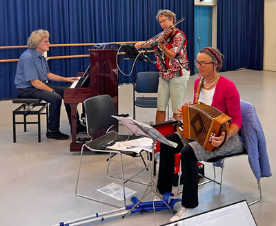 s Middags krijgt Heleen (rechts) muzikale ondersteuning: Leo Oosterloo op de piano en Anneke Kuiper op de viool.