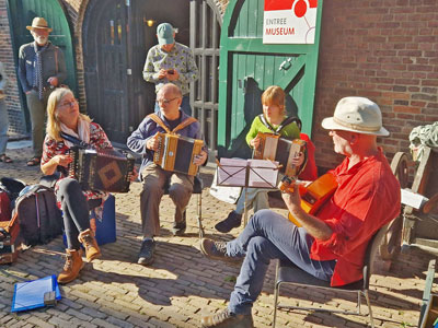 Jammen. Het Trekzakfestival biedt hier volop de gelegenheid toe.