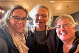 De twee dames zijn heel content met Jan Budweis als docent.