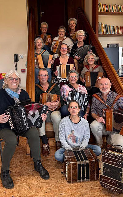 De workshop van Harry Dijkstra in de bibliotheek (hij speelt ook bandoneon, wat de aanwezigheid van dit hoekige instrument op de de voorgrond verklaart). De cursisten lijken het wel naar hun zin te hebben.