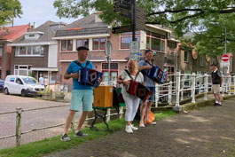 Spelen op de dijk langs de Buitenhaven. Het is een populaire stek, dichtbij het station. Je ziet hier Tonie Smits, Cuny Wakelkamp en Arno Vos