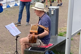 Typisch Enkhuizens fenomeen: de bladmuziek vastzetten met wasknijpers tegen de windvlagen.