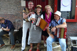 Age en Carola ontbreken zelden op dit evenement. Nu ook niet. Links zie je nog net een stukje van Frank Koekoek, de wederhelft van Carola. Wie de aanhalige bewonderaars zijn, weet ik niet.
