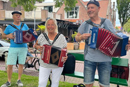 Iets verder op de dijk speelt een trio: Tonie Smits, Cuny Wakelkamp en Arno Vos.