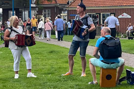 Op het veldje bij de Dromedaris is meestal volop activiteit. Daar zijn ze weer: Tonie Smits, Cuny Wakelkamp en Arno Vos