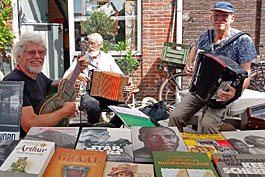 Muzikanten maken er meteen een guerillavrijmarkt van.