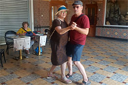 Of spontaan een dansje inzetten, zoals hier in de stationshal.