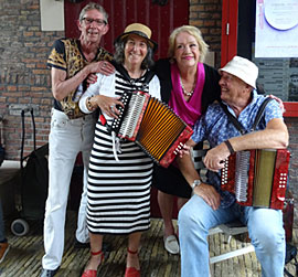 Ook TV-icoon Viola Holt komt even langs met echtgenoot Peter.