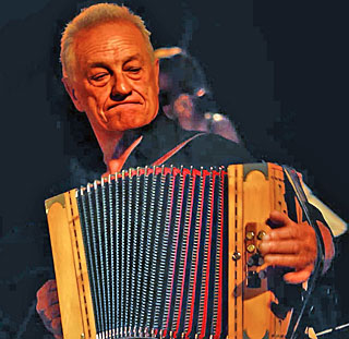 Artur Blasco (92jr) was een van de initiatiefnemers van Arsguel begin jaren 80. Hij speelt nog steeds harmonica en blijft betrokken bij de organisatie.