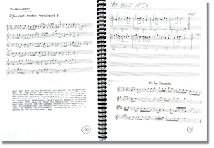 De bundel, die Kim uitreikt: met veel geplukte nummers uit alle richtingen. Het is een uitdaging voor als je op zoek bent naar akkoorden en een tweede stem.