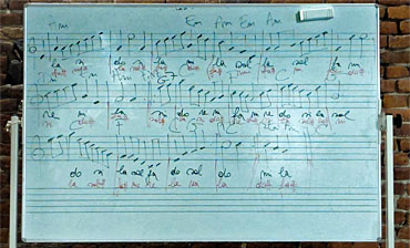 Kim Delcour beschrijft op het whiteboard de mogelijke akkoorden bij een nummer. Welke was dit ook alweer?