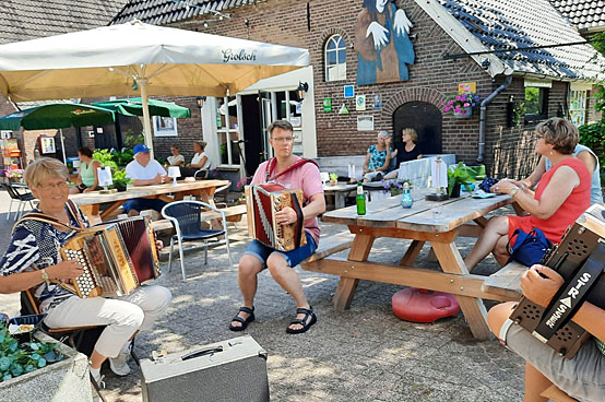 Samen spelen op het terras in een sfeervolle omgeving. Wie wil dat niet?