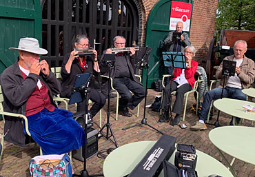 Blazen i.p.v. balgen: ook de mondharmonica komt aan haar trekken in Veldhoven.