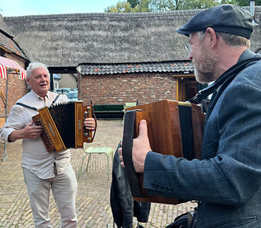 Lepelb(r)assers in duel. Ad Dams links met een exemplaar van Cees Eekels, Wijtze Pieter met een produkt van Noud Martinali.