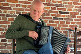 Frans van der Aa treedt op op het Open Podium. Is hij nu de laatste trekharmonicabouwer van Nederland?