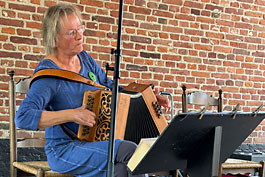 Jeanet is helemaal uit Ameland overgekomen.