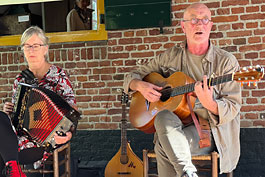 Dit keer speelt het podium zich in de open lucht af. Het Duo Messing (Helma en Ben) is weer present.