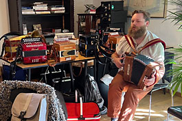 Stijn heeft het naar zijn zin bij de gexposeerde trekharmonica.