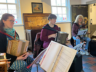 De workshops in de ochtend vonden binnen plaats; toch net nog te koud om al buiten te zitten. 